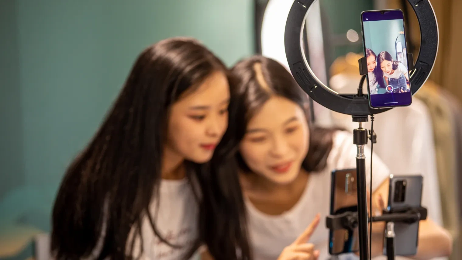 喷水电商直播间商品展示促销活动